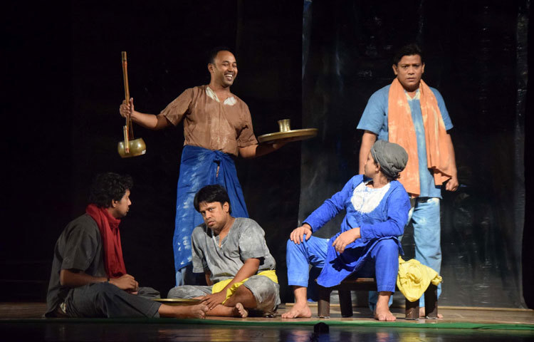 হলভর্তি দর্শকের সামনে অনেক দিন পর মঞ্চস্থ হলো প্রাচ্যনাটের দর্শক নন্দিত নাটক &lsquo;কইন্যা&rsquo;। ছবি : মাহবুব আলম