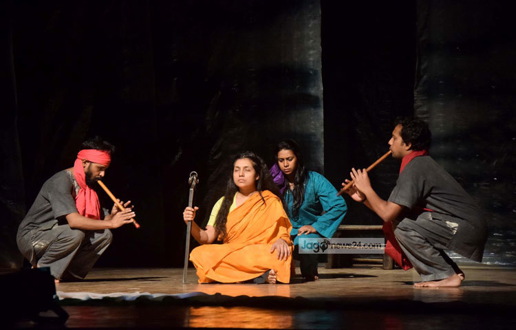 আজাদ আবুল কালামের জন্মবার্ষিকী উপলক্ষে &lsquo;তারুণ্য ও তাড়নার ৫০ আজাদ আবুল কালাম&rsquo; নামে উৎসবের আয়োজন করা হয়েছে। সেই উৎসবেরই অংশ হিসেবে মঞ্চস্থ হলো &lsquo;কইন্যা&rsquo;। ছবি : মাহবুব আলম