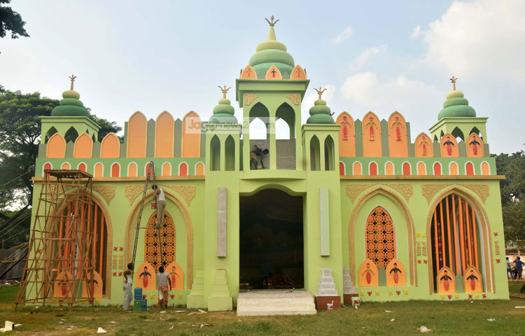 মন্দিরকে নান্দনিক করে সাজাতে শেষ মুহূর্তে কাজ করছেন সাজসজ্জা কর্মীরা। ছবি : মাহবুব আলম।