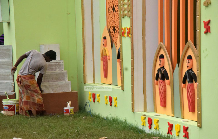 কলাবাগান মন্দিরের পূজাকে কেন্দ্র করে এ এলাকায় ব্যাপক নিরাপত্তা ব্যবস্থা নেওয়া হয়। চলতি বছরেও তার ব্যত্তয় ঘটছে না। ছবি : মাহবুব আলম।