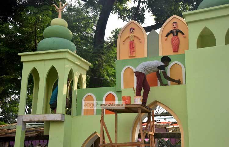 কলাবাগানের পূজামণ্ডপে পূজা দেখতে প্রতিবছর রাজধানীর ধর্ম, বর্ণ, নির্বিশেষে অসংখ্য মানুষ ছুটে আসেন। ছবি : মাহবুব আলম।