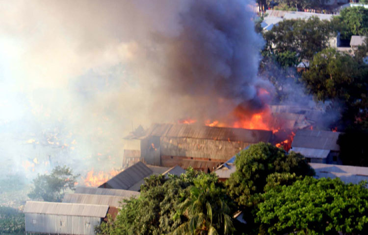 রোববার রাজধানীর মহাখালীর কড়াইল বস্তির আগুন লাগে। বিকেল ৪টার দিকে আগুন নিয়ন্ত্রণে আসে। ছবি : বিপ্লব দিক্ষিৎ