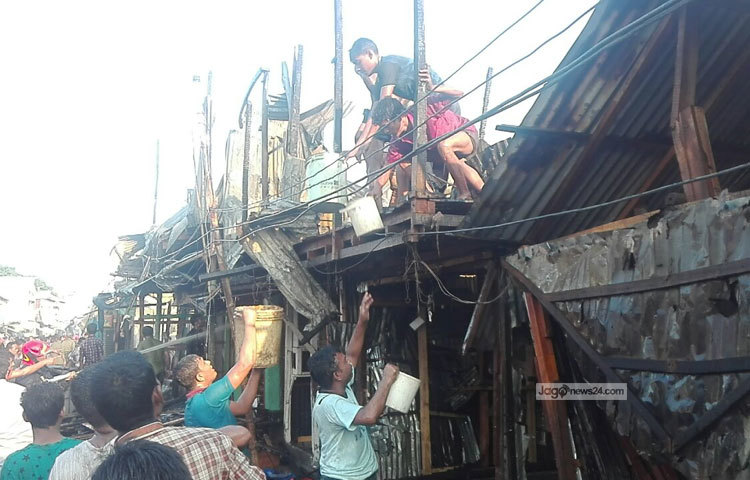 আগুনে সব পুড়েছে। অগ্নিকাণ্ডে ক্ষতিগ্রস্তরা আবার ঘুওে দাঁড়ানোর চেষ্টা করছে। ছবি : বিপ্লব দিক্ষিৎ