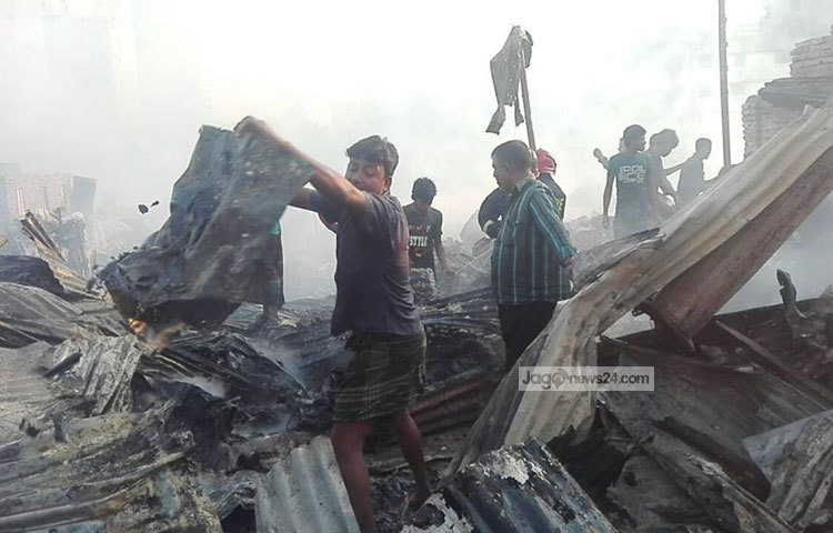 চোখের সামনে এখানকার সবার আশ্রয়স্থলটুকু পুড়ে ছাই হয়েছে। ছবি : বিপ্লব দিক্ষিৎ