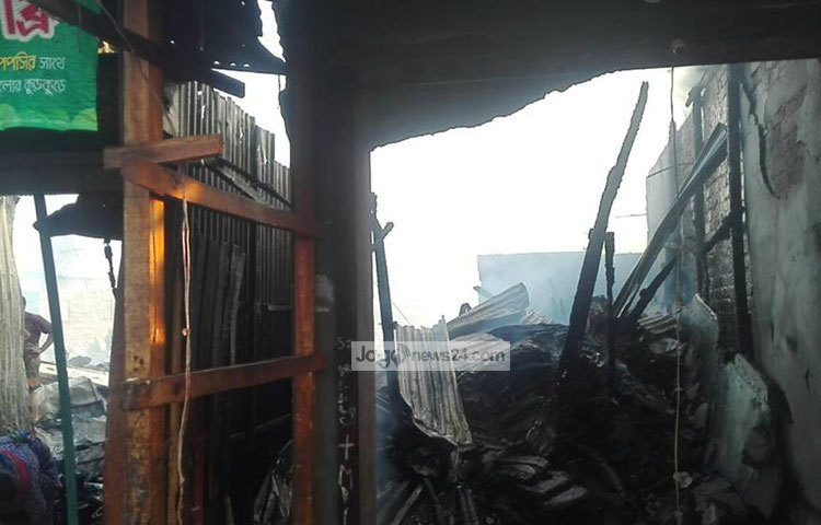 রাজধানীর বারিধারা, কুর্মিটোলা, মোহাম্মদপুর ও ফায়ার সার্ভিসের সদর দফতর ফুলবাড়িয়া থেকে ১৪টি ইউনিট আগুন নিয়ন্ত্রণে আনে। ছবি : বিপ্লব দিক্ষিৎ