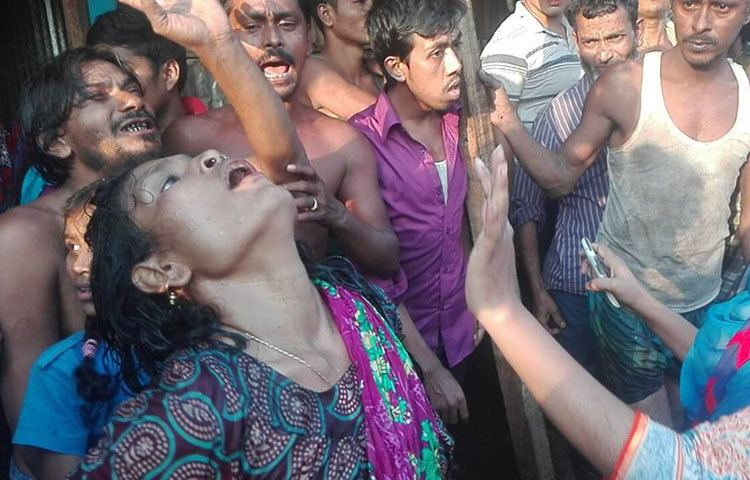 কড়াইল বস্তির আগ্নিকাণ্ডে ক্ষতিগ্রস্তদের আহাজারি। ছবি : বিপ্লব দিক্ষিৎ