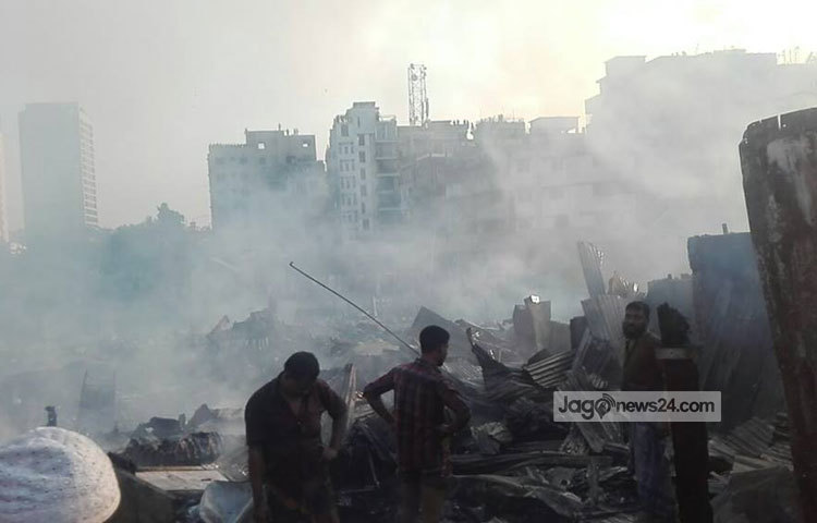 গুলশান গুদারাঘাট থেকে ১৩টি পাইপ লাইনের মাধ্যমে পানি এনে আগুন&nbsp; নেভানো হয়েছে। ছবি : বিপ্লব দিক্ষিৎ