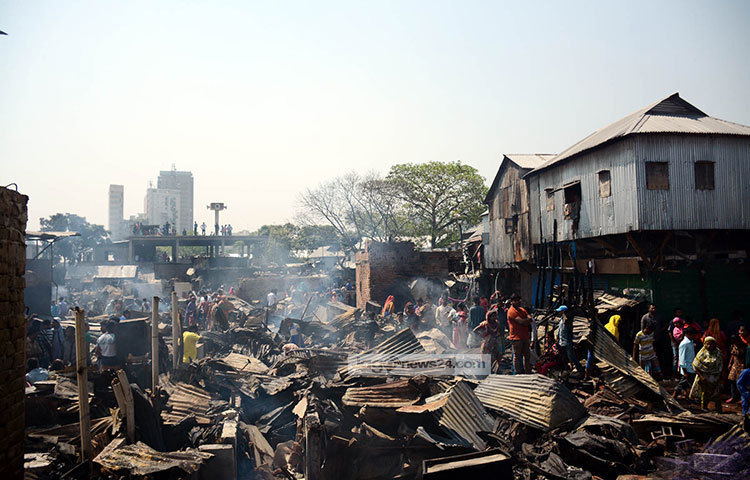 আবারো রাজধানীর কড়াইল বস্তিতে আগুন লেগেছে। আগুনে পুড়ে সব ছাই হয়েছে। ছবি : বিপ্লব দিক্ষিৎ
