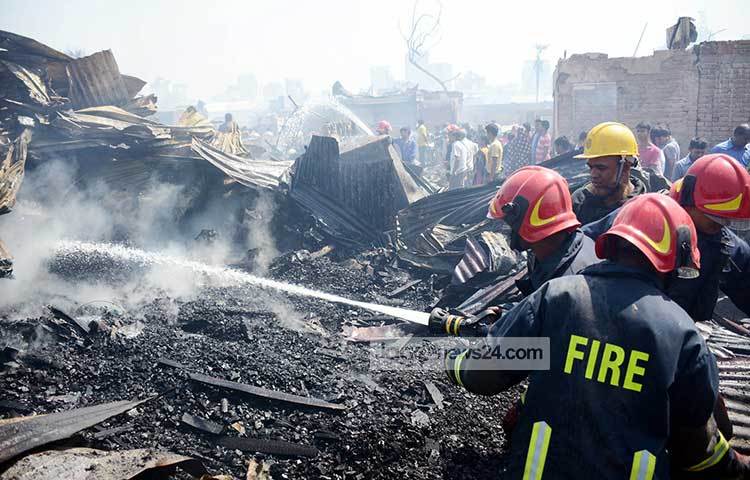 গত বছরের ১৪ মার্চ ও ৪ ডিসেম্বর এখানে ভয়াবহ আগুন লাগে। এতে কয়েকশ ঘরবাড়ি পুড়ে যায়। আগুন লাগানোর পেছনে ষড়যন্ত্রের গন্ধও পুরনো। ছবি : বিপ্লব দিক্ষিৎ