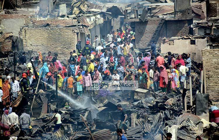 এখানে আগুন লাগে অজানা কারণে, তবে নেভানোর চেষ্টা চলে বস্তিবাসীরা অদম্য বলেই। ছবি : বিপ্লব দিক্ষিৎ