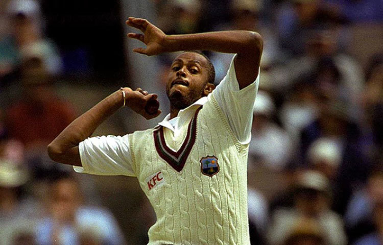 কোর্টনি ওয়ালশ : হোল্ডিং-মার্শাল পরবর্তী ক্যারিবিয়ান পেস আক্রমণের অন্যতম প্রধান মুখ ছিলেন ওয়ালশ। ক্যারিয়ারের প্রবলতম প্রতিদ্বন্ধী নিয়ে প্রশ্নের উত্তরে তিনি বলেছিলেন, &lsquo;আমি মিয়াঁদাদকে বল করতে একটু ভয়ই পেতাম। ও কখনও উইকেটে দাঁড়িয়ে থাকত না। যে কোনো জায়গা থেকে যে কোনো শট খেলতে পারত। ওর দুর্বলতা বুঝতে পারতাম না।&rsquo;