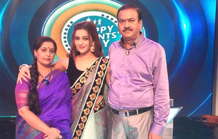 কৌশানী মুখোপাধ্যায় : বাবা মায়ের সঙ্গে হাস্যোজ্জ্বল টালিগঞ্জের অন্যতম জনপ্রিয় নায়িকা কৌশানী।