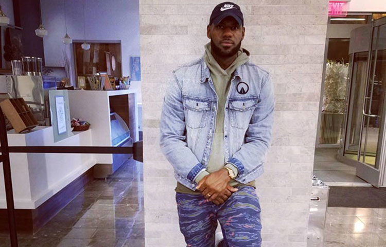 বাস্কেট বল তারকা লেব্রন জেমস ধনী ৭ খেলোয়াড়ের তালিকায় তৃতীয় স্থানে রয়েছেন। তিনি ৭৭ মিলিয়ন ডলারের মালিক।