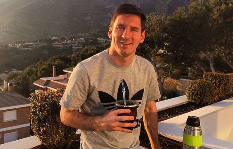 ফুটবল ভুবনের তুমুল জনপ্রিয় তারকা লিওনেল মেসি দ্বিতীয় স্থানে রয়েছেন। তিনি মোট ৮১.৪ মিলিয়ন ডলারের মালিক।