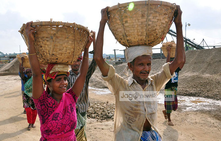 নারী-পুরুষের এমন সুকঠিন পরিশ্রমের ভেতর দিয়ে নির্মিত হয়েছে প্রাসাদ, ঘরবাড়ি, নির্মাণ কাজসহ সকল স্থাপনা। ছবি : বিপ্লব দিক্ষিৎ