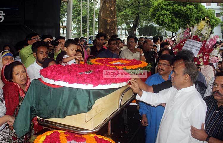 হাজারো ভক্ত, অনুরাগী আর প্রিয়জনদের ফুলেল শ্রদ্ধা ও ভালোবাসায় সিক্ত হলেন সদ্যপ্রয়াত কিংবদন্তি সংগীতস্রষ্টা ও বীর মুক্তিযোদ্ধা লাকী আখন্দ। ছবি : বিপ্লব দিক্ষিৎ