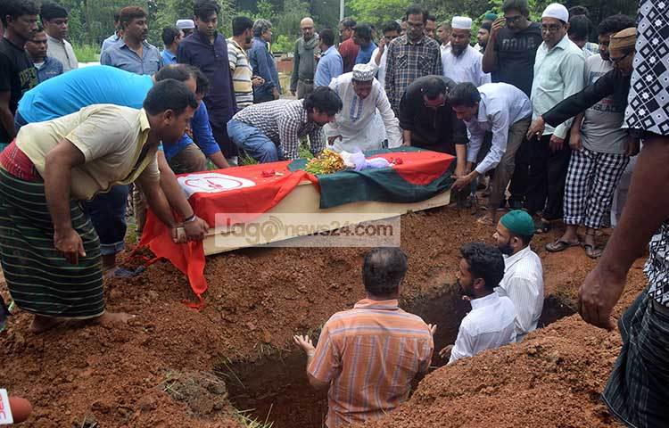 রাজধানীর মিরপুর-১ বুদ্ধিজীবী কবরস্থানে চিরনিদ্রায় শায়িত হলেন মুক্তিযোদ্ধা ও কিংবদন্তি গানের মানুষ লাকী আখন্দ। ছবি : মাহবুব আলম