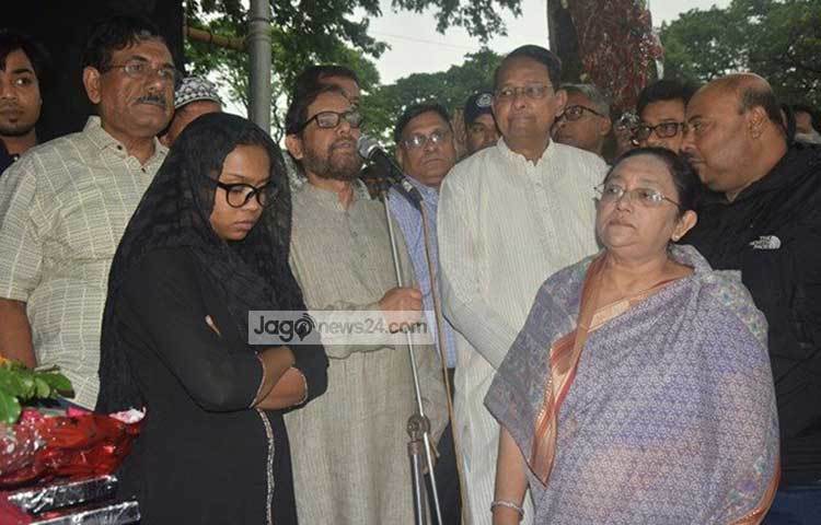 লাকী আখন্দের জীবনের নানা দিক নিয়ে কথা বলছেন সংস্কৃতিবিষয়ক মন্ত্রী আসাদুজ্জামান নূর। ছবি : মাহবুব আলম