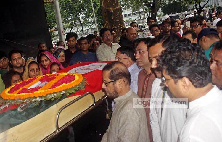 ফুলেল শ্রদ্ধা জানাচ্ছেন সংস্কৃতিবিষয়ক মন্ত্রী আসাদুজ্জামান নূর। ছবি : বিপ্লব দিক্ষিৎ