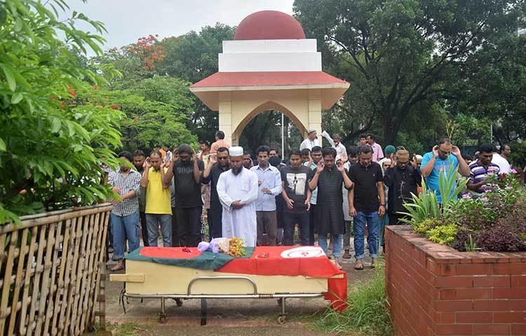 শনিবার (২২ এপ্রিল) বেলা ২টা ৪৫ মিনিটে বুদ্ধিজীবী কবরস্থান চত্বরে তৃতীয় নামাজে জানাজা শেষে তার মরদেহ সমাহিত করা হয়। ছবি : মাহবুব আলম