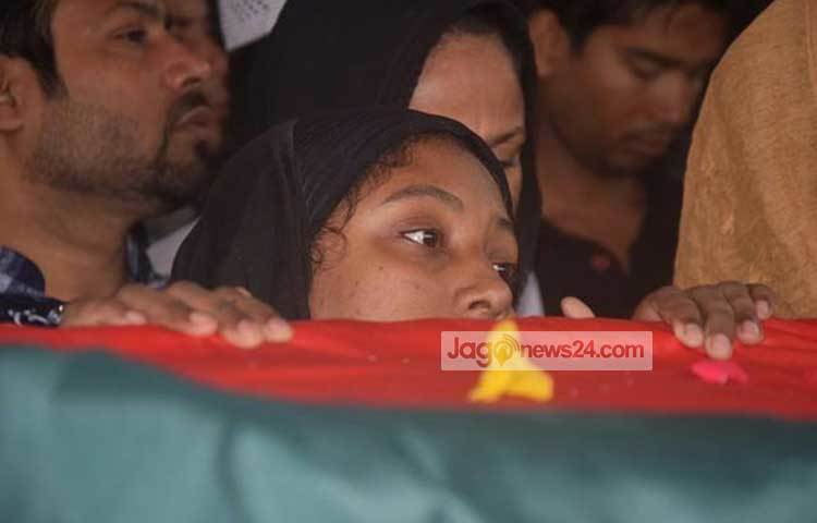 সকলেই লাকী আখন্দের মরদেহে ফুল ও পুষ্পস্তবক দিয়ে শেষ শ্রদ্ধা নিবেদন করেন। ছবি : মাহবুব আলম