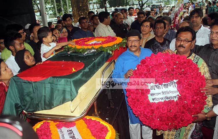 বাংলাদেশ মিউজিশিয়ান্স ফাউন্ডেশন (বিএমএফ) প্রিয় সহযোদ্ধা লাকী আখন্দকে পুষ্পিত শ্রদ্ধা জানাচ্ছেন। ছবি : বিপ্লব দিক্ষিৎ