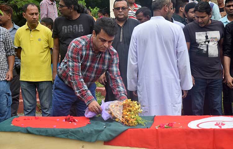 কিংবদন্তি সংগীতস্রষ্টা ও বীর মুক্তিযোদ্ধা লাকী আখন্দের কফিনে ফুলেল শ্রদ্ধা জানাচ্ছেন জনপ্রিয় সংগীতশিল্পী শ্রভ্রদেব। ছবি : মাহবুব আলম