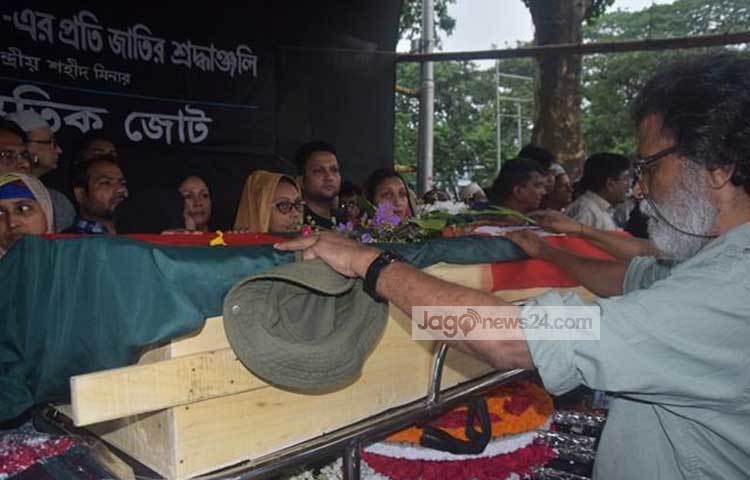 আমলা, সংগীতাঙ্গণেরর সহকর্মীরাসহ শোবিজের নানা মাধ্যমের তারকারা ও সাধারণ মানুষের ভালোবাসায় সিক্ত হয়েছেন লাকী আখন্দ। ছবি : মাহবুব আলম