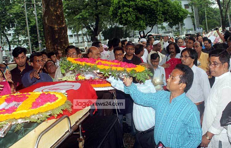 প্রিয় শিল্পীকে ফুলেল শ্রদ্ধা জানাতে কেন্দ্রীয় শহীদ মিনারে ভক্ত অনুরাগীদের ঢল নামে। ছবি : বিপ্লব দিক্ষিৎ