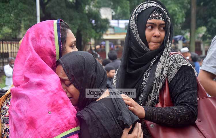 অঝোরে কান্নায় ভেঙ্গে পড়ছেন প্রয়াত লাকী আখন্দের স্বজনরা। ছবি : মাহবুব আলম