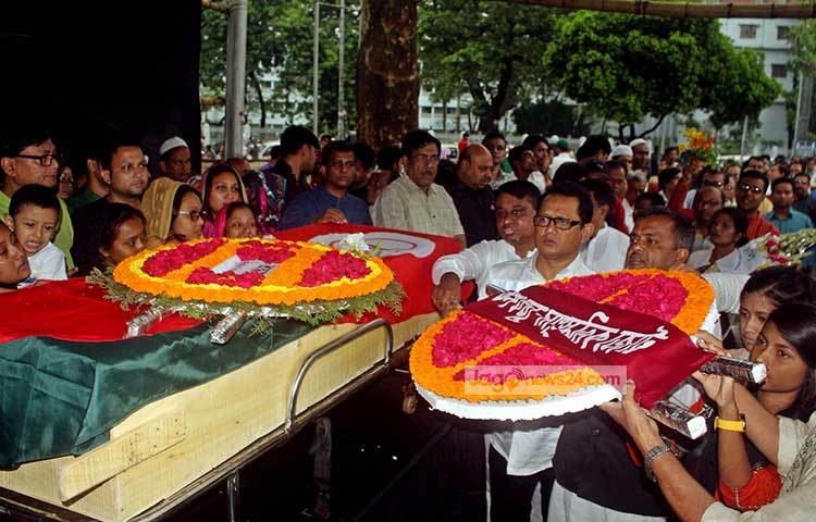 লাকী আখন্দের মরদেহে পুষ্পস্তবক দিয়ে শেষ শ্রদ্ধা নিবেদন করেন সর্বস্তরের মানুষ। ছবি : বিপ্লব দিক্ষিৎ