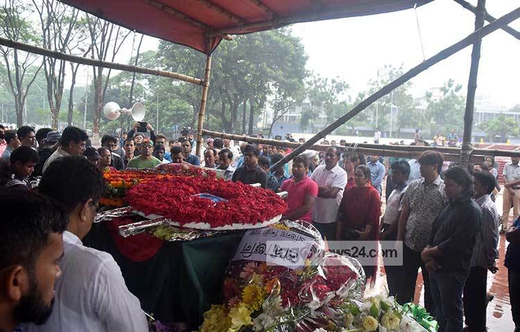 শেষবারের মত ভক্ত অনুসরীদের ফুলেল শ্রদ্ধা ও ভালোবাসায় চিরবিদায় নিয়েছেন লাকী আখন্দ। ছবি : মাহবুব আলম