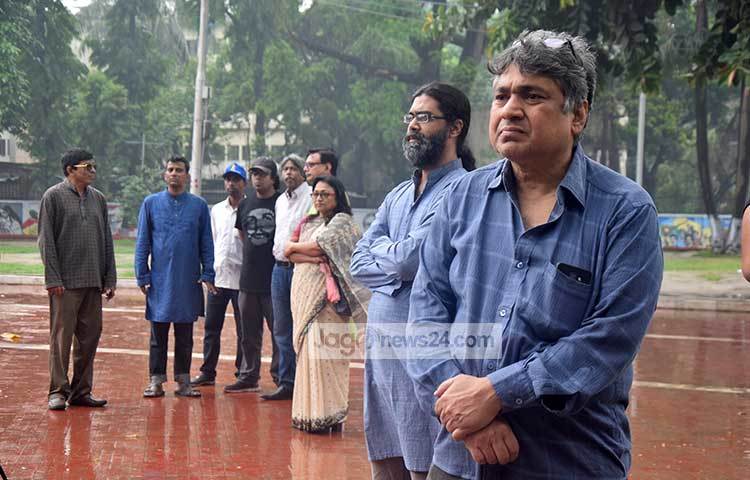 সংগীতশিল্পী ফুয়াদ নাসের বাবু, লাবু রহমান, শায়েদ ছাড়াও লাকীর সংগীতাঙ্গনের দীর্ঘদিনের সহকর্মী ও আত্মীয়স্বজন বাকরুদ্ধ হয়ে গেছেন। ছবি : মাহবুব আলম