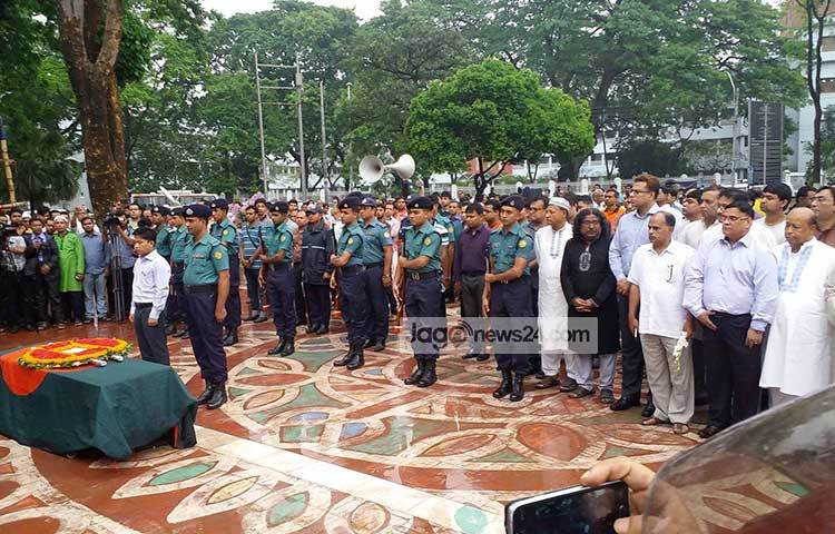 কেন্দ্রীয় শহীদ মিনারে রাষ্ট্রীয় সর্বোচ্চ সম্মাননা পেলেন প্রয়াত কিংবদন্তি সুরকার, সংগীত পরিচালক ও গায়ক লাকী আখন্দ। ছবি : নাহিয়ান ইমন