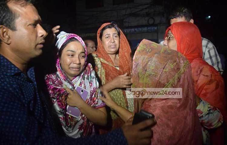 প্রয়াত লাকী আখন্দের স্বজনদের আহাজারি। ছবি : নাহিয়ান ইমন