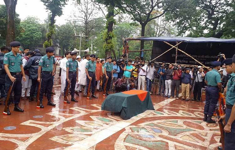 শনিবার (২২ এপ্রিল) বেলা সাড়ে ১১টায় ম্যাজিস্ট্রেট রবীন্দ্র চাকমার নেতৃত্বে পুলিশ তাকে গার্ড অব অনার প্রদান করে। প্রখ্যাত এ সুরস্রষ্টা একজন মুক্তিযোদ্ধাও ছিলেন। ছবি : নাহিয়ান ইমন