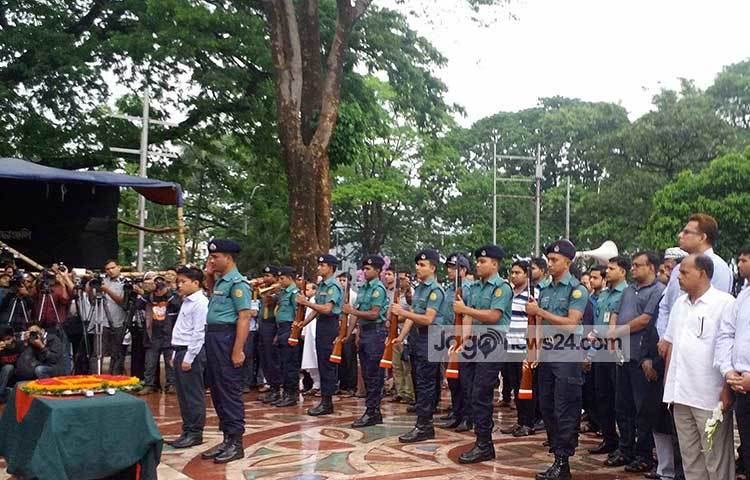 গার্ড অব অনার দেয়া শেষে দুপুর ১২টা থেকে ১টা পর্যন্ত সর্বসাধারণের শেষ শ্রদ্ধা জানানোর জন্য মরদেহ শহীদ মিনারে রাখা হবে। ছবি : নাহিয়ান ইমন