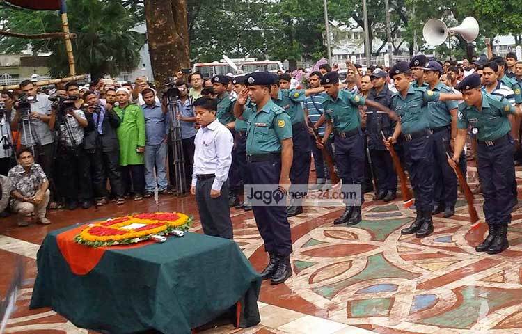 গার্ড অব অনার প্রদানকালে সংস্কৃতিবিষয়ক মন্ত্রী আসাদুজ্জামান নূর উপস্থিত ছিলেন। আরও উপস্থিত ছিলেন গীতিকার কবির বকুল, গণসংগীত শিল্পী ফকির আলমগীর, ফরিদুর রেজা সাগর প্রমুখ। ছবি : নাহিয়ান ইমন