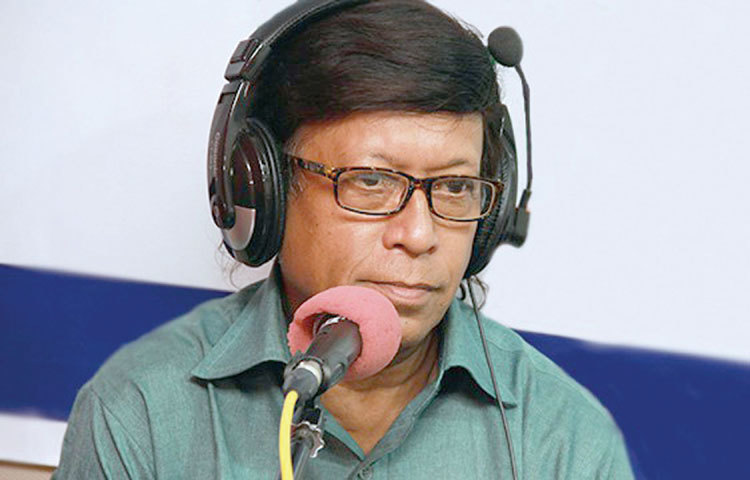 অনেক রোমান্টিক গানের স্রষ্টা লাকী আখন্দও মহান মুক্তিযুদ্ধের সময় দেশপ্রেমে উদ্বুদ্ধ হয়ে স্বাধীন বাংলা বেতারকেন্দ্রে যোগ দিয়েছেলেন।