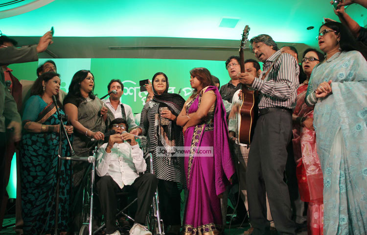 আজ রাজধানীতে শিল্পীর পাশে ফাউন্ডেশন নামের একটি সংগঠন আত্মপ্রকাশ করেছে। এ উপলক্ষে ক্যান্সারে আক্রান্ত খ্যাতিমান শিল্পী লাকী আখন্দকে ৪০ লাখ টাকা প্রদান করেছে। ছবি : মাহবুব আলম