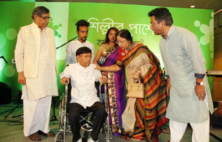 লাকী আখন্দের স্বাস্থ্যের খোঁজ খবর নিচ্ছেন অধ্যাপক আবদুল্লাহ আবু সাইদ, শিল্পী ফেরদৌসী রহমান ও ঢাকা উত্তর সিটি কর্পোরেশনের মেয়র আনিসুল হক। ছবি : মাহবুব আলম