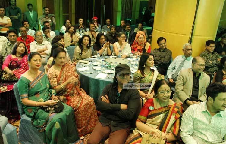 শিল্পীর পাশে ফাউন্ডেশন-এর আত্মপ্রকাশ অনুষ্ঠানে আগত শিল্পীরা। ছবি : মাহবুব আলম