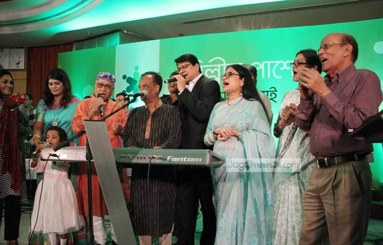 অনুষ্ঠানে সংগীত পরিবেশন করছেন শিল্পীরা। ছবি : মাহবুব আলম