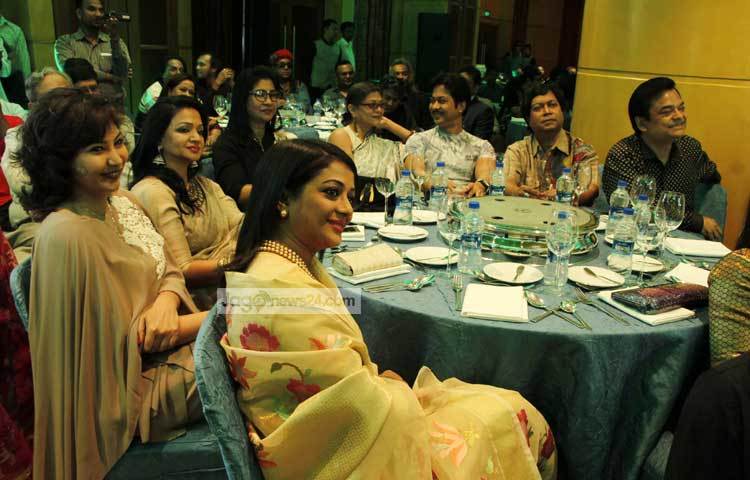 আজ দুপুরে রাজধানীর ওয়েস্টিন হোটেলের বলরুমে এক অনুষ্ঠানের মাধ্যমে এ ফাউন্ডেশনের আনুষ্ঠানিক ঘোষণা দেওয়া হয় শিল্পীর পাশে ফাউন্ডেশন এর। ছবি : মাহবুব আলম