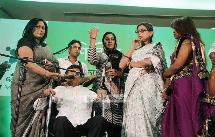 অনুষ্ঠানে বক্তব্য রাখছেন লাকী আখন্দ। এসময় আবেগপ্রবণ হয়ে পড়েছেন শিল্পী ফাহমিদা নবী ও সামিনা চৌধুরী। ছবি : মাহবুব আলম