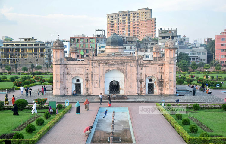 এছাড়াও নিউমার্কেট কিংবা গুলিস্তান এলাকা থেকে সরাসরি রিক্সায় যাওয়া যায় লালবাগ কেল্লায়। ছবি : মাহবুব আলম