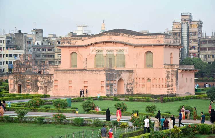 লালবাগ কেল্লা পুরাতন ঢাকার লালবাগে অবস্থিত। সম্রাট আওরঙ্গজেব তার শাসনামলে লালবাগ কেল্লা নির্মাণের ব্যবস্থা করেন। ছবি : মাহবুব আলম