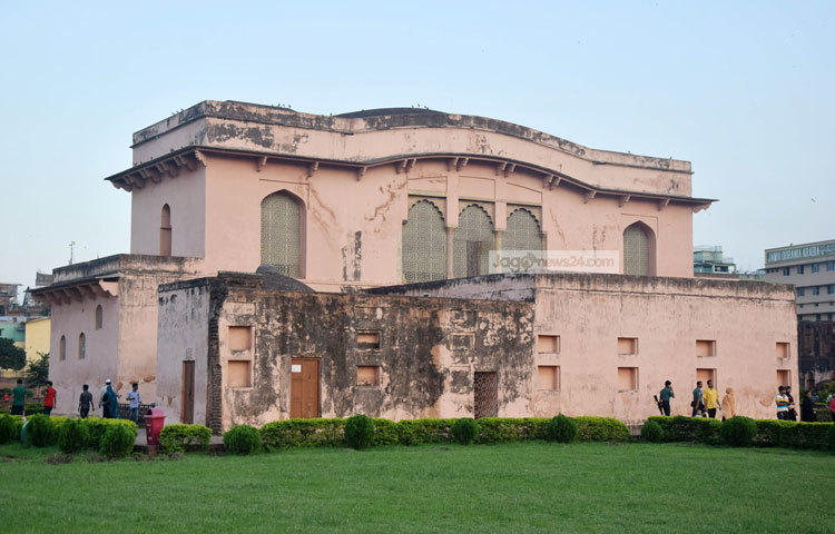 তৎকালীন লালবাগ কেল্লার নামকরণ করা হয় আওরঙ্গবাদ কেল্লা বা আওরঙ্গবাদ দূর্গ। পরবর্তীতে সুবেদার শায়েস্তা খানের শাসনামলে ১৬৮৪ খ্রিষ্টাব্দে নির্মাণ কাজ অসমাপ্ত রেখে দূর্গটি পরিত্যাক্ত হয়। ছবি : মাহবুব আলম