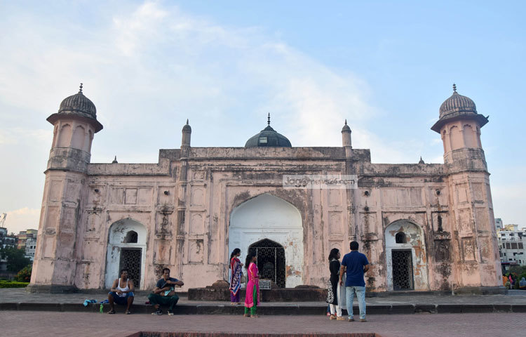 মুঘল সম্রাট আওরঙ্গজেব এর তৃতীয় পুত্র আজম শাহ ১৬৭৮ খ্রিষ্টাব্দে এই দুর্গের নির্মাণ কাজ শুরু করেন। মূলত ঢাকার সুবেদারের বাসস্থান হিসেবে এটির নির্মাণ শুরু হয়। ছবি : মাহবুব আলম