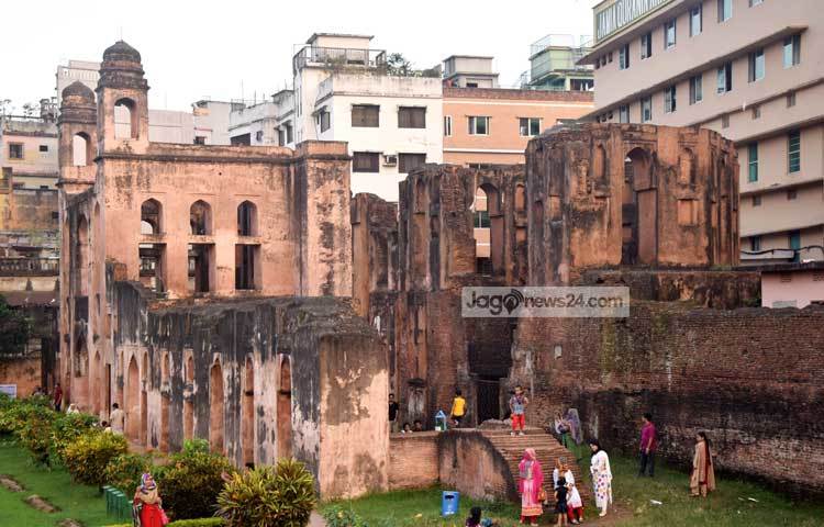 এই দুর্গের নকশা প্রণয়ন করেন শাহ আজম। প্রথমে এটি কেল্লা আওরঙ্গবাদ নামে পরিচিত ছিলো। কিন্তু নির্মাণের এক বছর যেতে না যেতেই সম্রাট আওরঙ্গজেব তার পুত্রকে মারাঠা বিদ্রোহ দমনের জন্য দিল্লী ডেকে পাঠান। ছবি : মাহবুব আলম